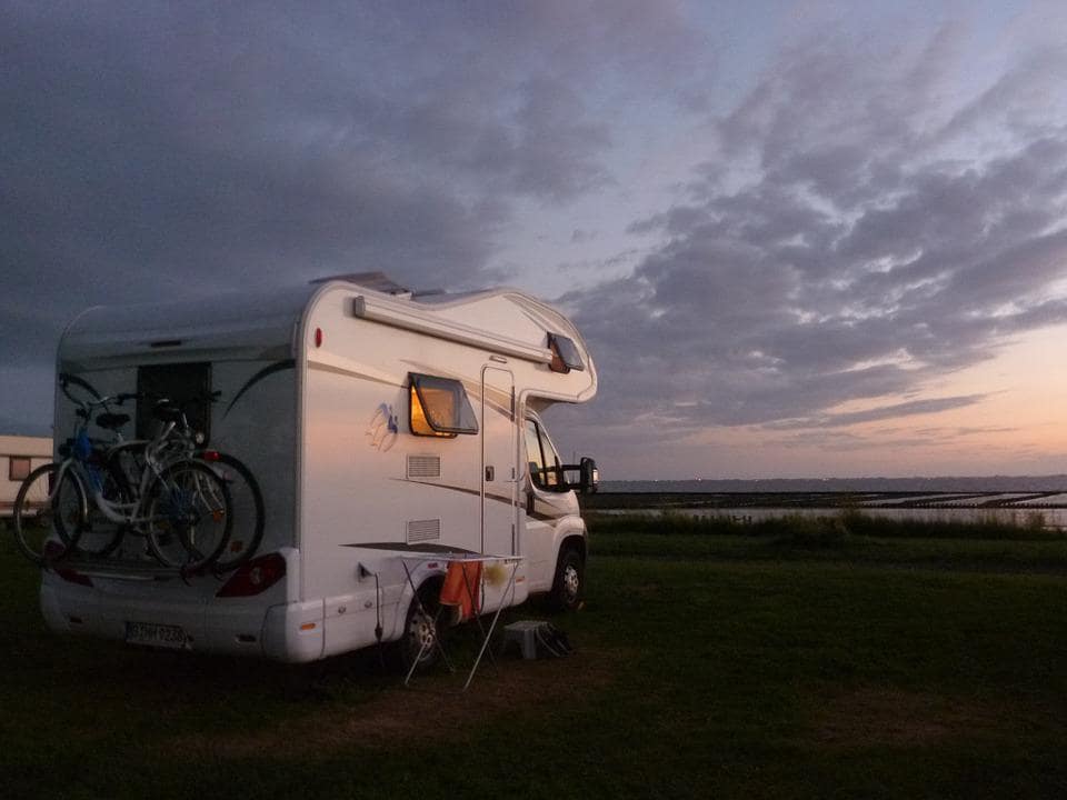 Camper aan de kust ter illustratie