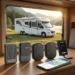 GPS trackers voor camper naast smartphone met live tracking app en camper op de achtergrond