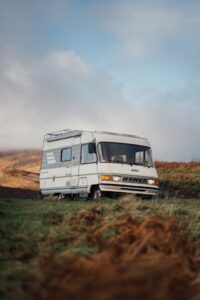 Witte Hymer-camper geparkeerd in de natuur tijdens een roadtrip