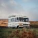 Witte Hymer-camper geparkeerd in de natuur tijdens een roadtrip