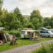 Camper op kleine camping in natuurlijke omgeving met veel rust en ruimte