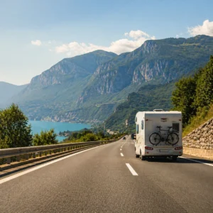 Camper rijdt op snelweg richting Zuid Europa tijdens zomervakantie