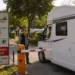 Nederlandse camper wordt gecontroleerd bij Duitse camping ingang vanwege gaskeuring